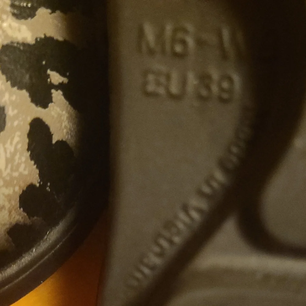 OOFOS Leopard Print Clogs/Slides - Picture 3 of 3